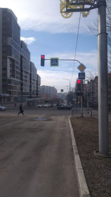 В Белгороде вернули на место отвалившийся светофор