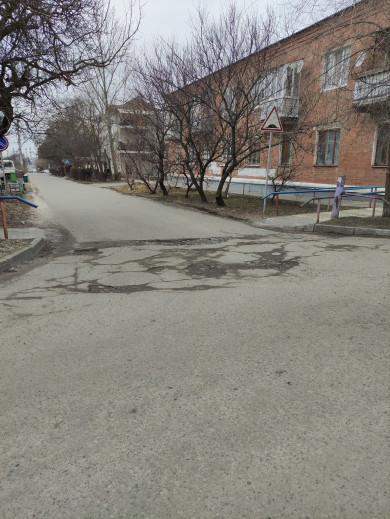Белгородцы жалуются на глубокую яму на перекрестке