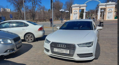 В Белгороде молодого водителя оштрафовали за парковку на тротуаре