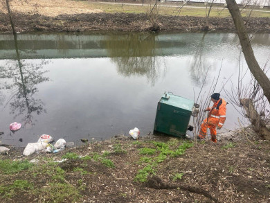 В Белгороде столкнули в реку мусорный контейнер