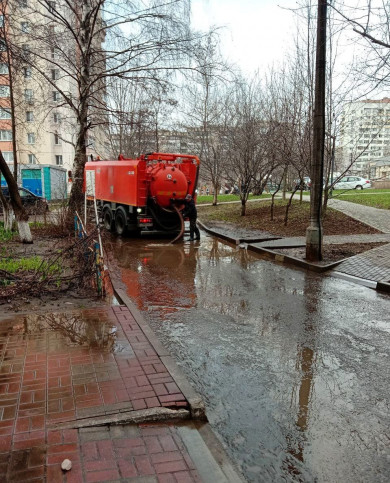 В Белгороде дождем затопило железную дорогу и каток
