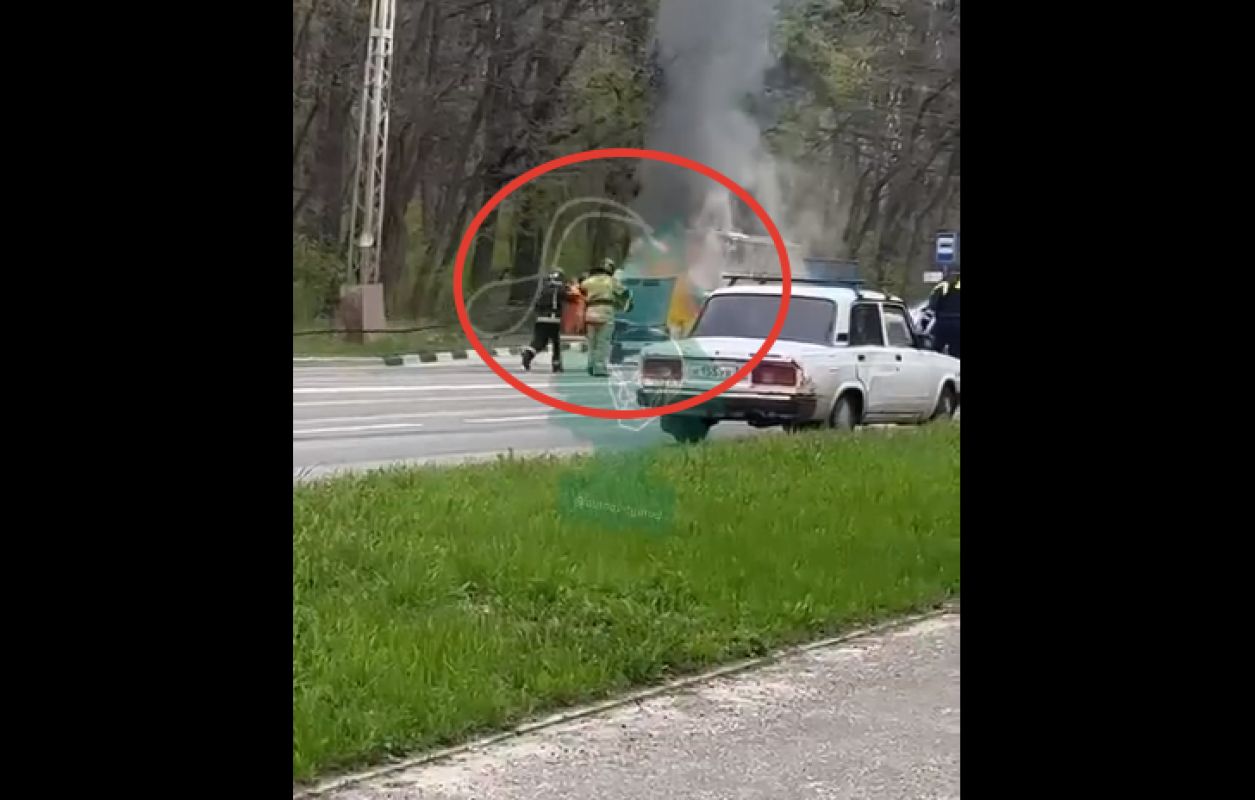 В Белгороде возле зоопарка вспыхнула легковушка