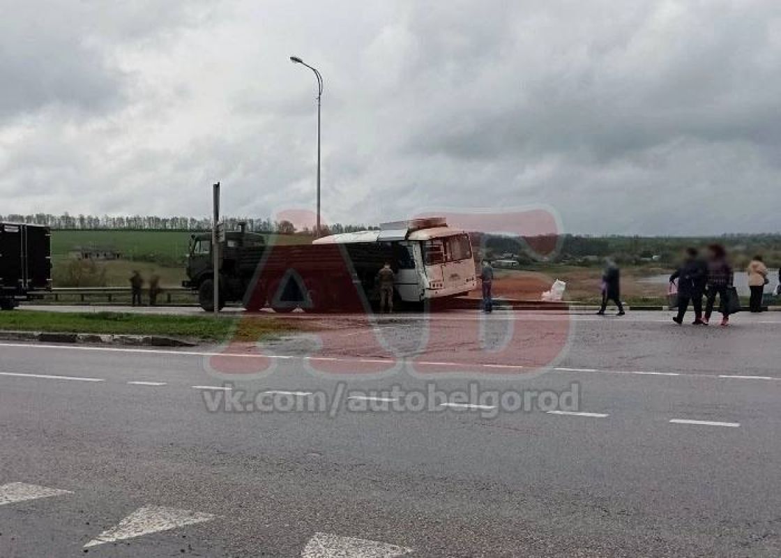 В Белгородской области ПАЗ забросило на дорожное ограждение