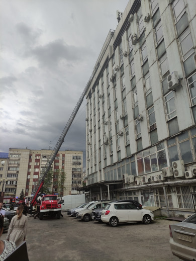 В центре Белгорода пожарные съехались к офисному зданию