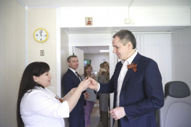 Вячеслав Гладков вручил ключи от новых квартир 124 семьям из Губкина