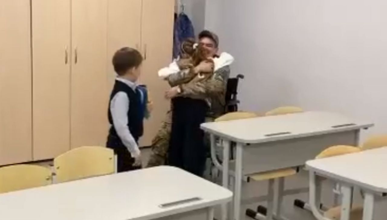 В Старом Осколе запечатлели трогательную встречу мобилизованного с дочкой