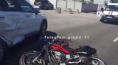 В Белгороде кроссовер сбил мотоциклиста