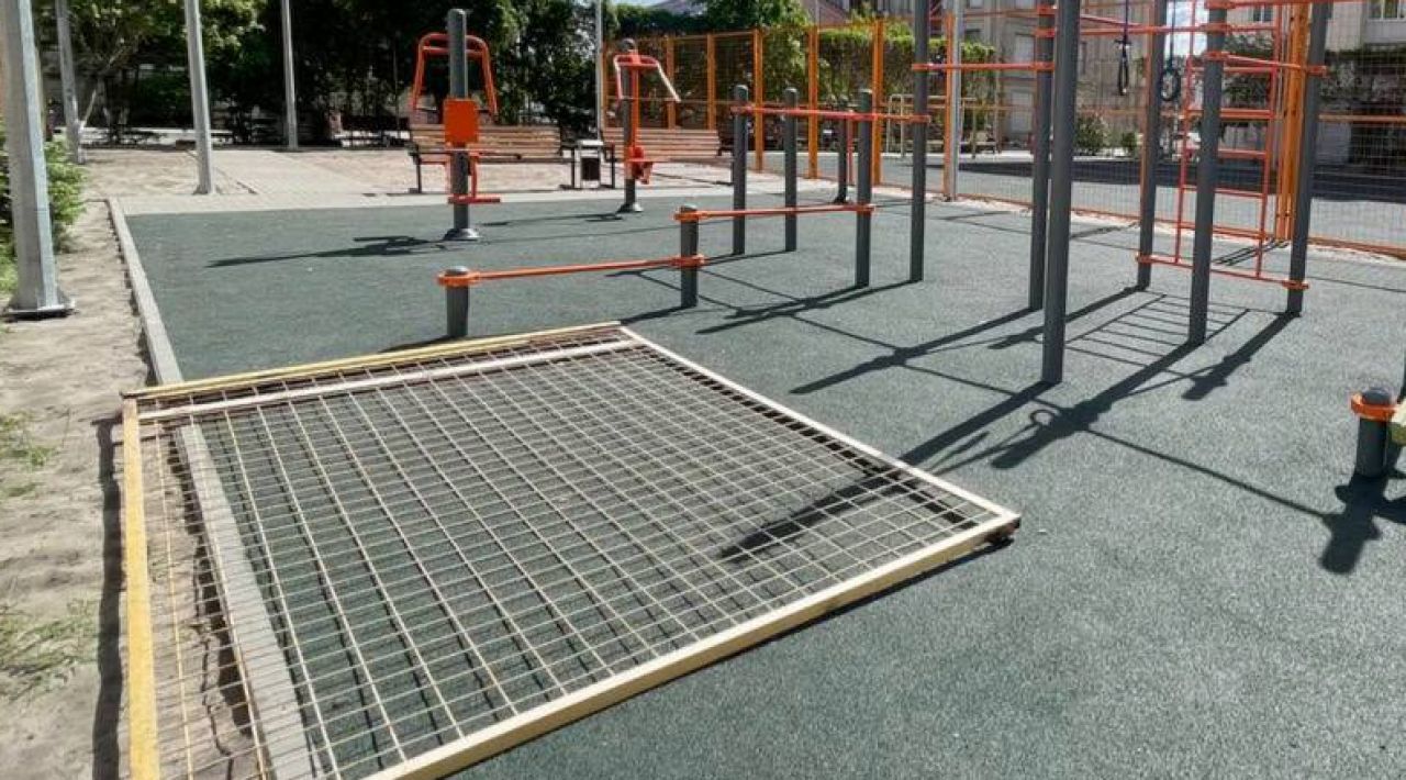 В Старом Осколе на девочку рухнул забор детской площадки