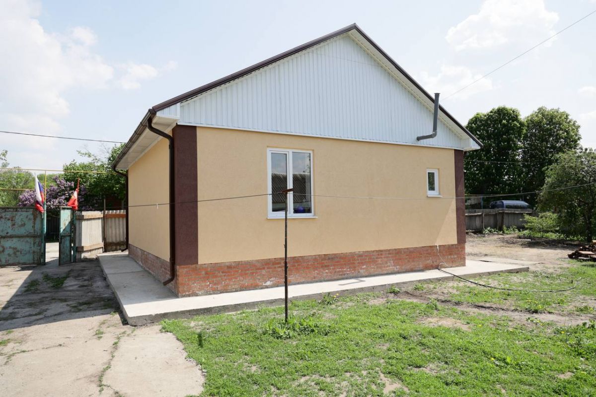 Белгородцам построили новый дом вместо обстрелянного