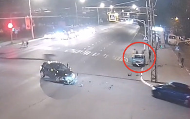 В Белгороде неуправляемая легковушка чудом не сбила двух пешеходов на тротуаре