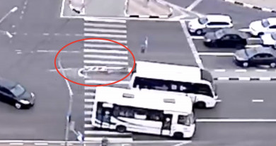 В сеть попало видео, где автобус отправил в нокаут светофор