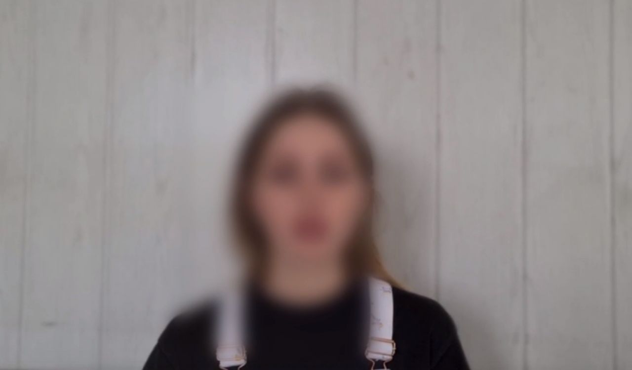 В Белгороде парень и девушка испортили баннер с изображением героя СВО