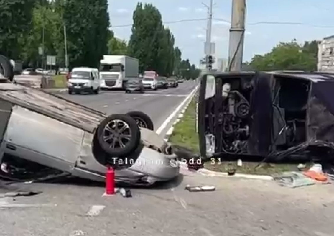В Старом Осколе столкнулись и перевернулись две машины