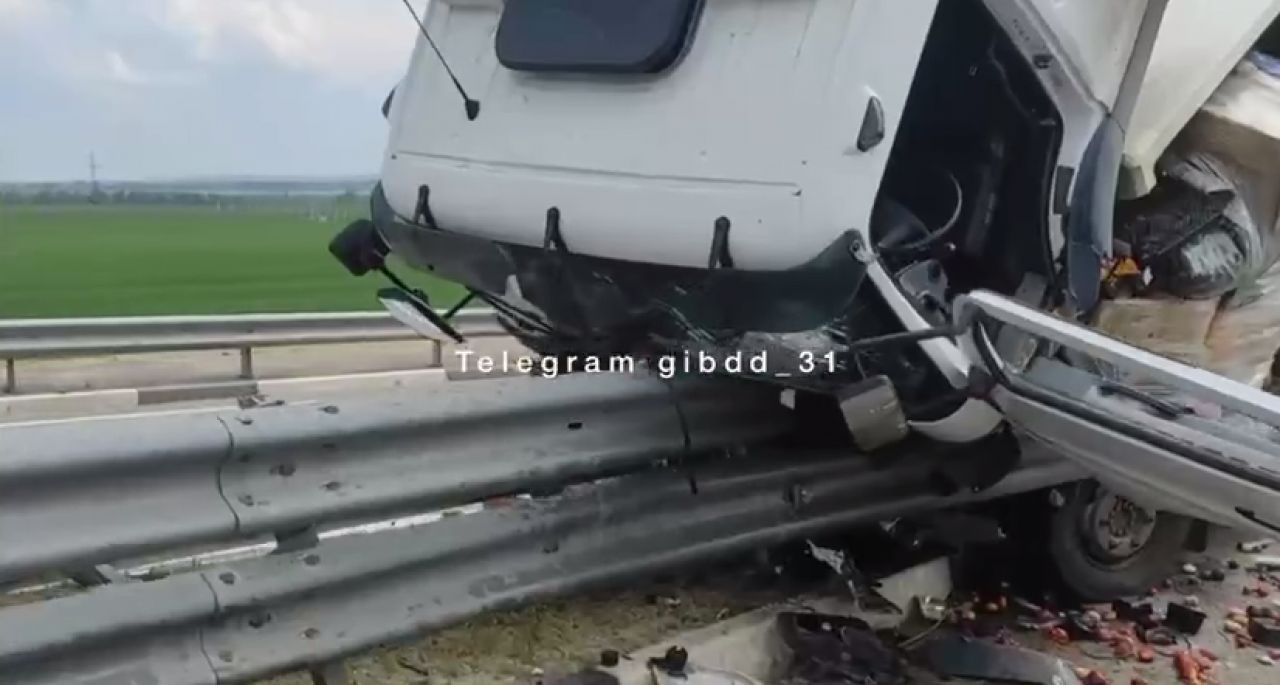 Под Белгородом грузовик напоролся на дорожный разделитель