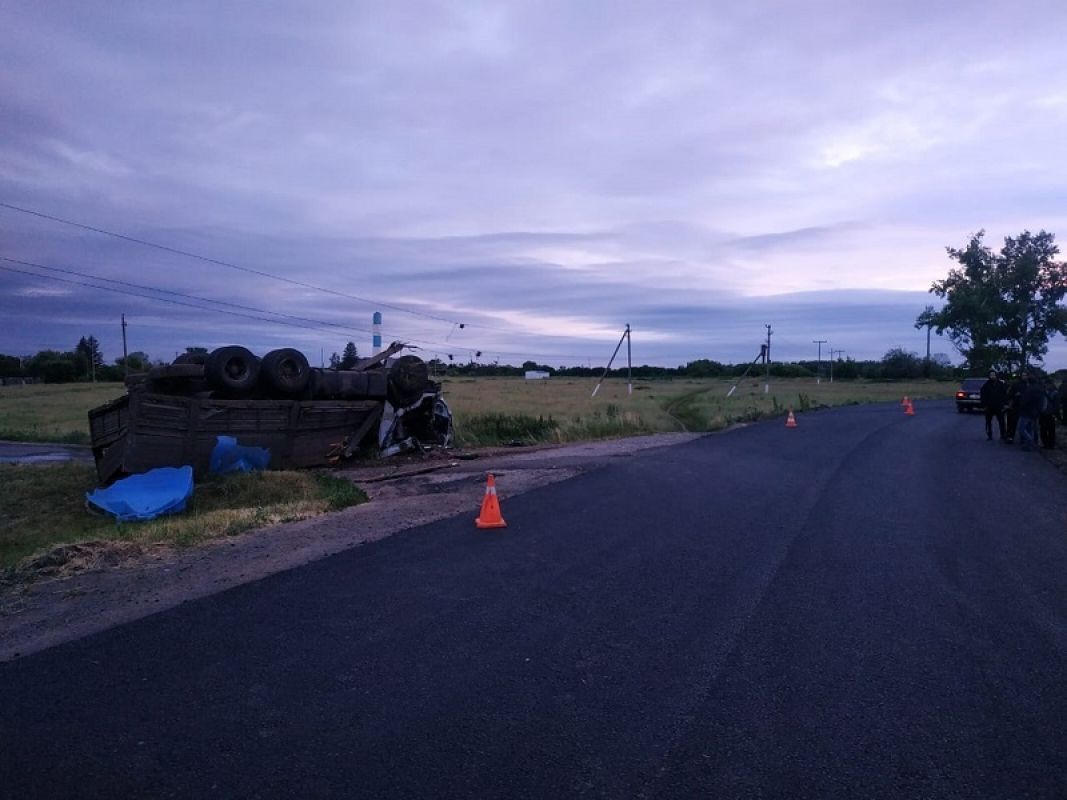 В Белгородской области двое мужчин разбились насмерть на КамАЗе