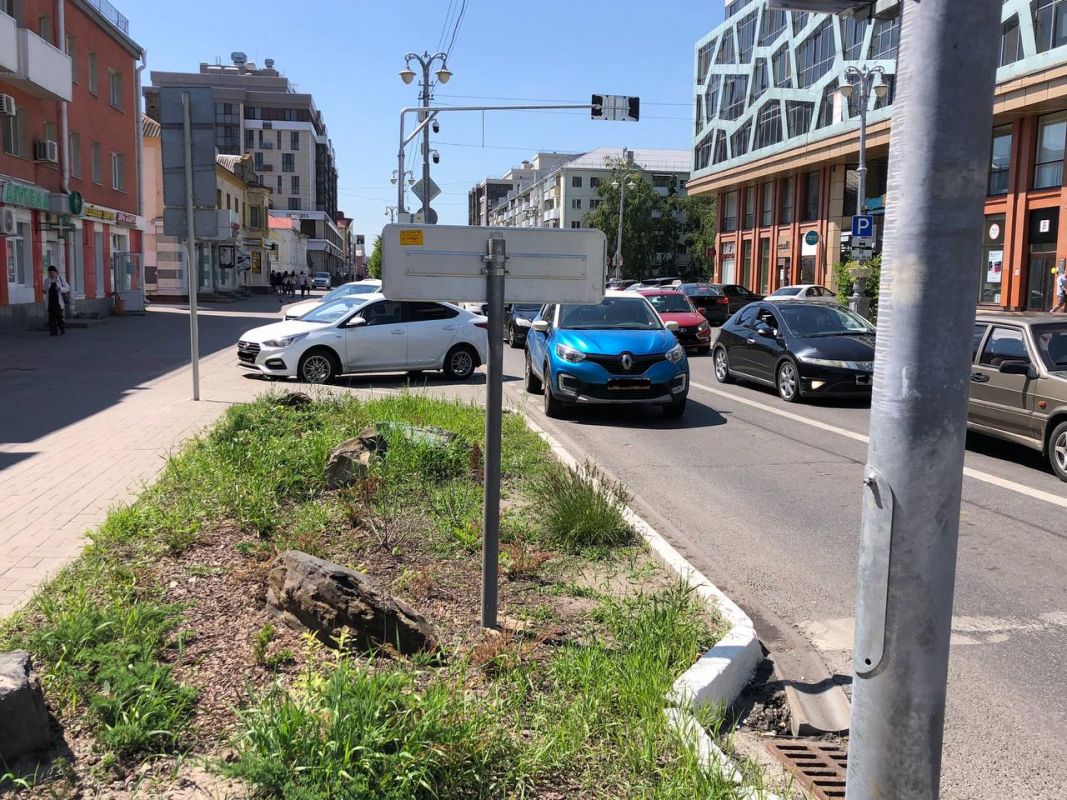 В центре Белгорода неизвестный бросил машину на дороге и спровоцировал пробку