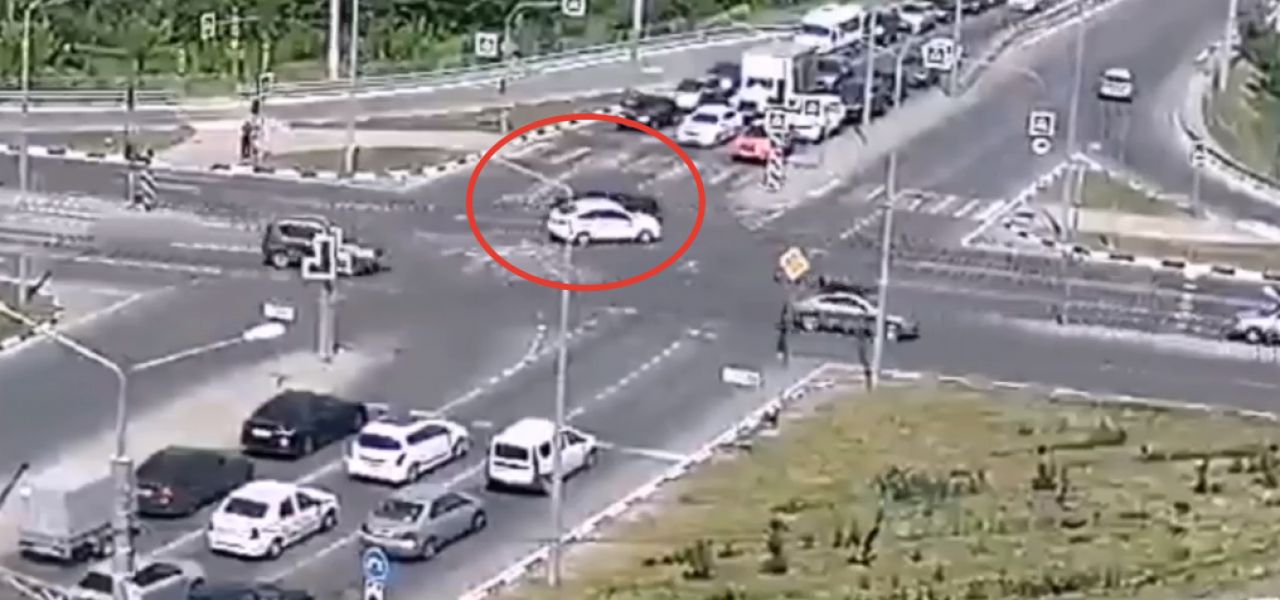 В Белгороде два водителя чудом не попали в ДТП на умном перекрестке