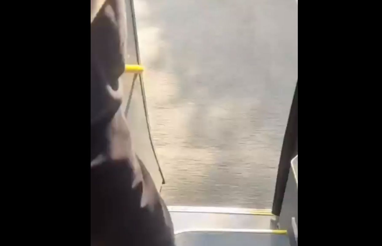 В Белгороде водителя автобуса наказали за поездку с открытой дверью