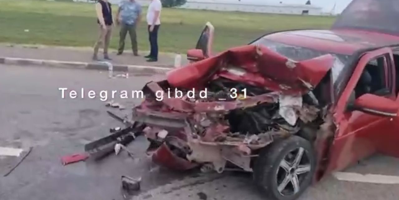 Под Белгородом компания молодежи на легковушке влетела в УАЗ