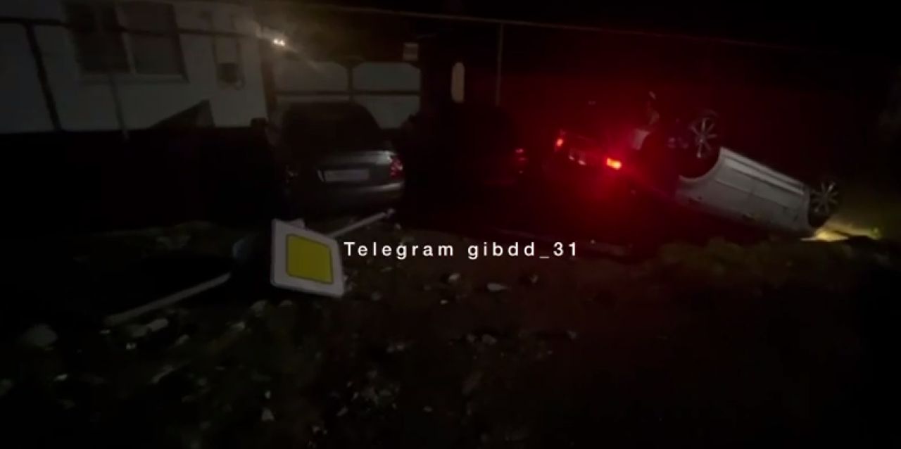 В Белгородской области пьяный водитель протаранил припаркованные машины и перевернулся