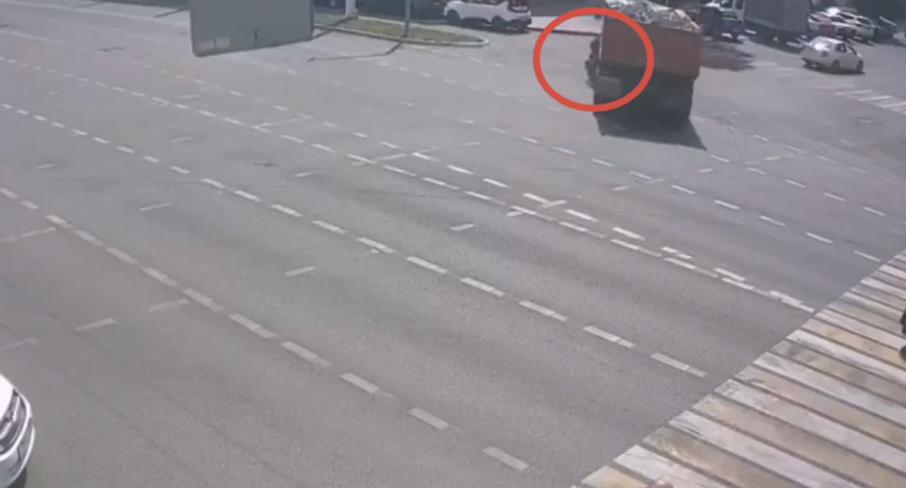 В центре Белгорода байкер влетел в грузовик