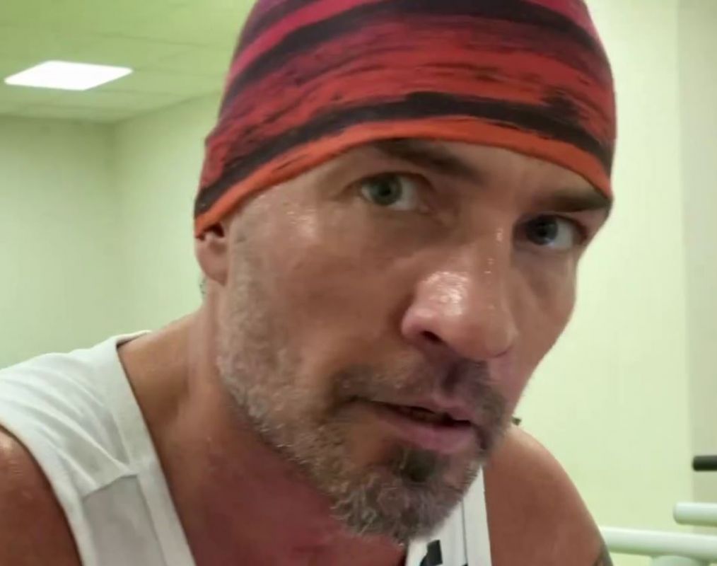 Костомаров показал видео тренировки с протезами на ногах