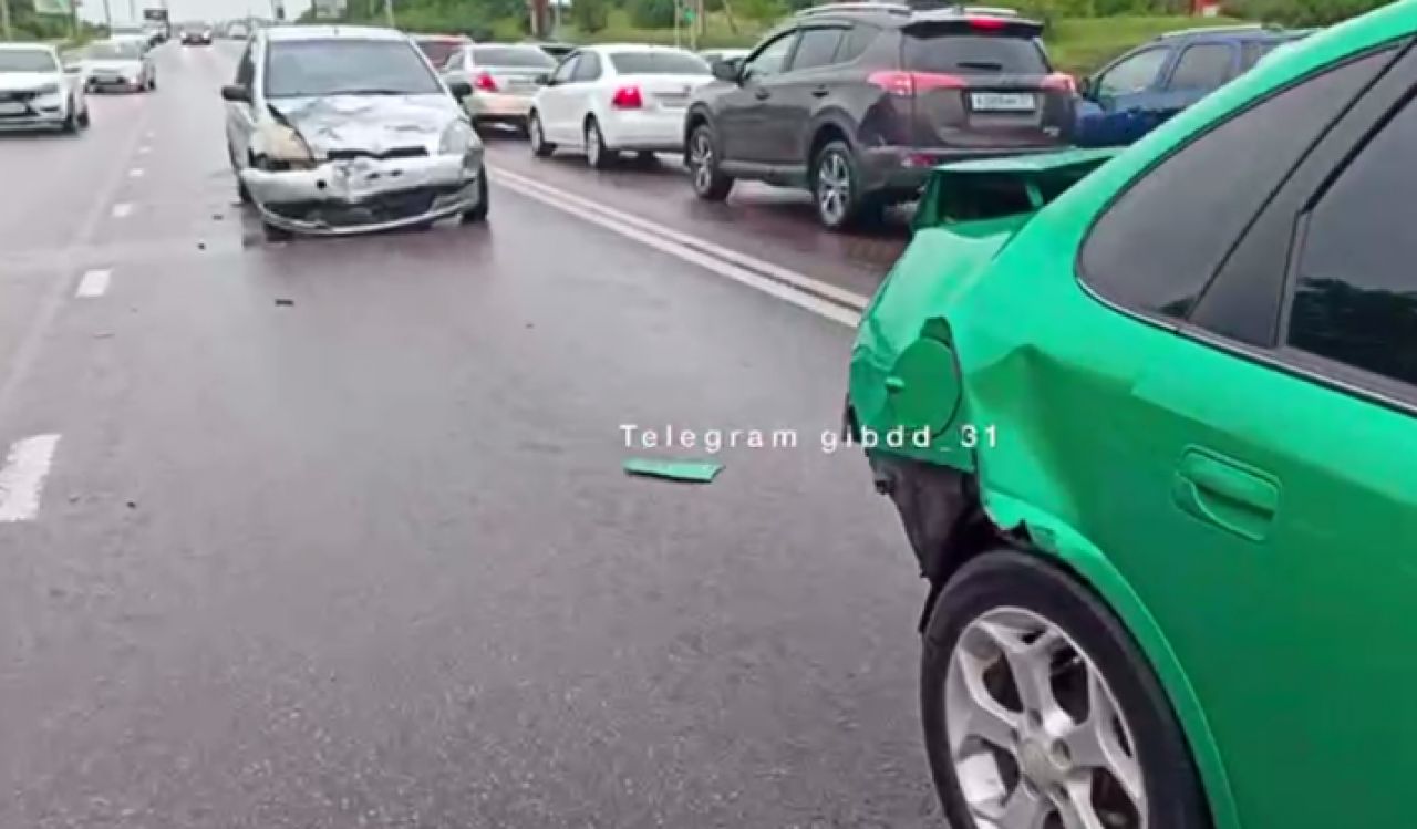 В Белгороде две машины столкнулись и сбили юного пешехода