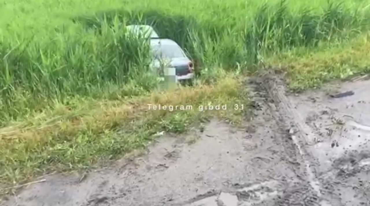 Под Старым Осколом две машины столкнулись и вылетели с трассы