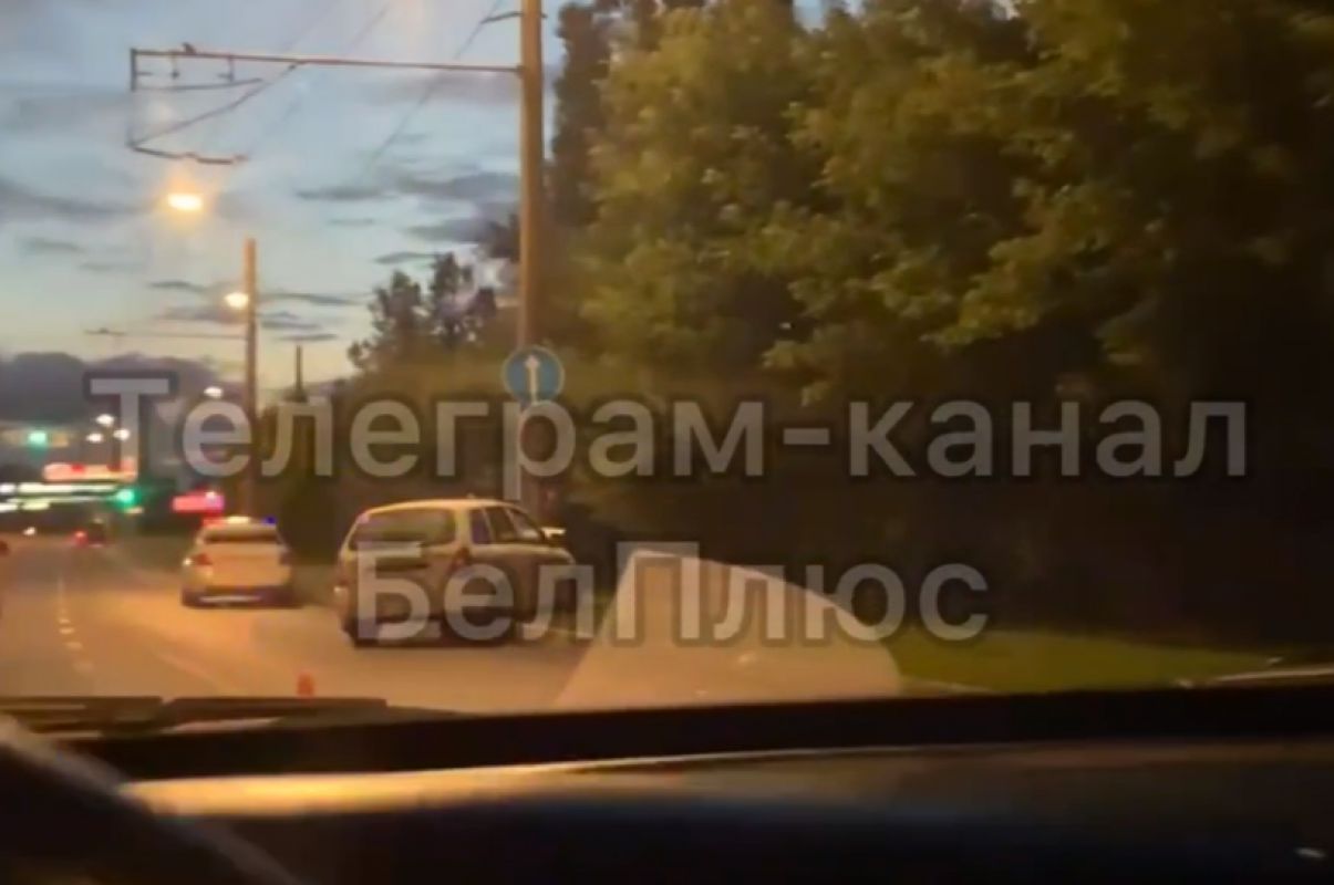 В Белгороде водитель влетел в столб, уходя от аварии