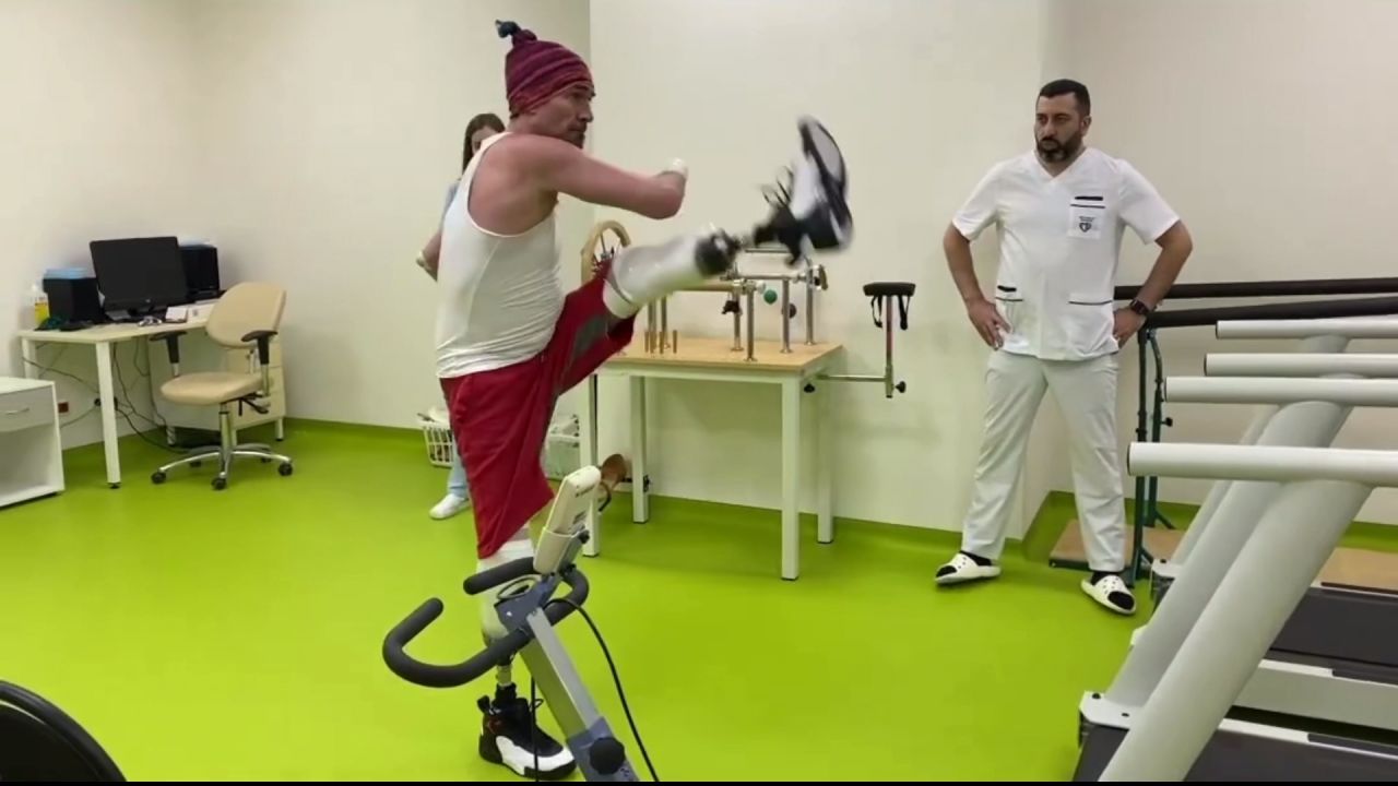 Фигурист Костомаров показал видео тренировки, где видны ампутированные кисти&nbsp;