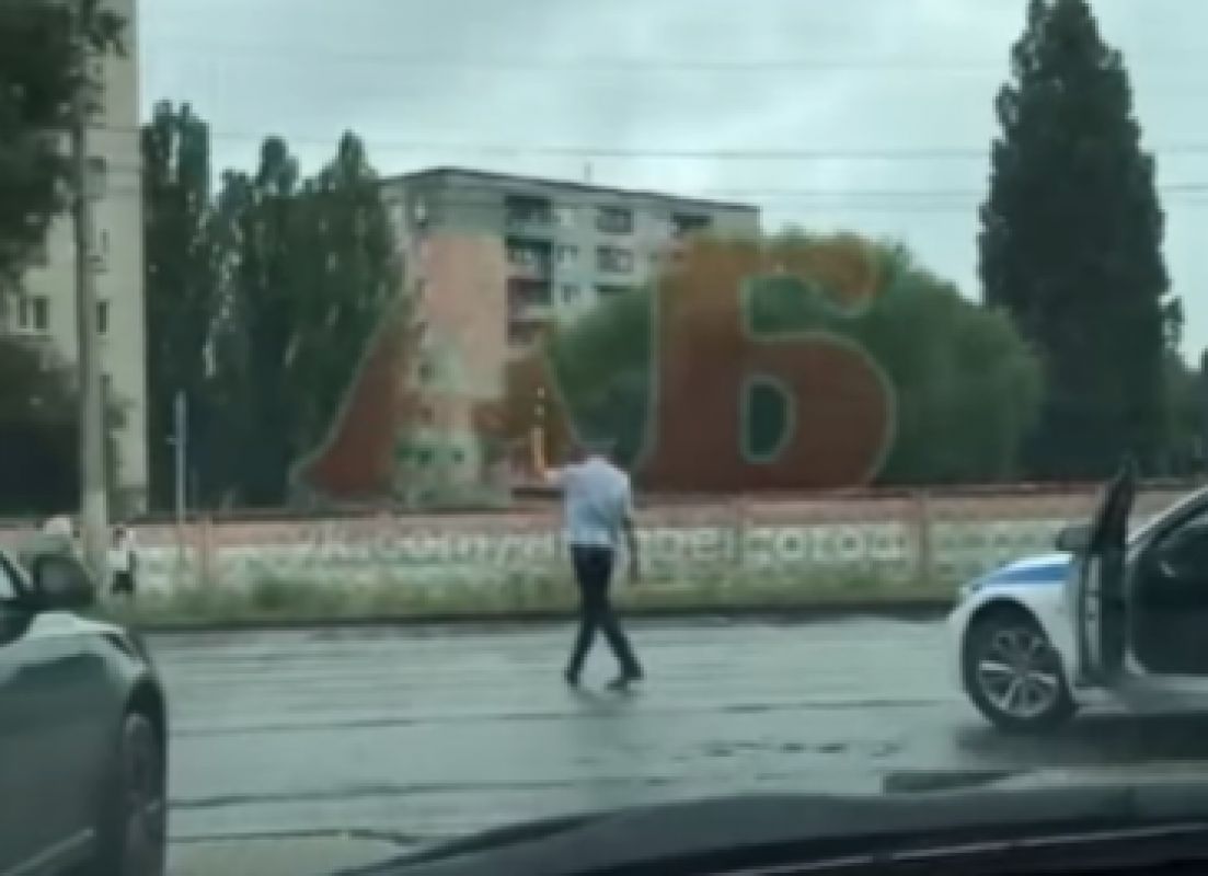 В Белгороде полицейский остановил движение, чтобы помочь дедушке