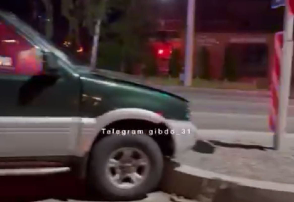 На Щорса внедорожник влетел в островок безопасности