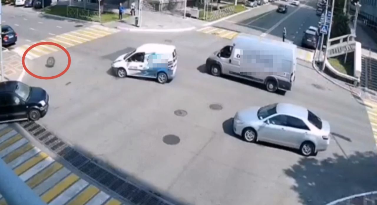 В центре Белгорода оторвавшееся колесо автомобиля упало на припаркованную машину