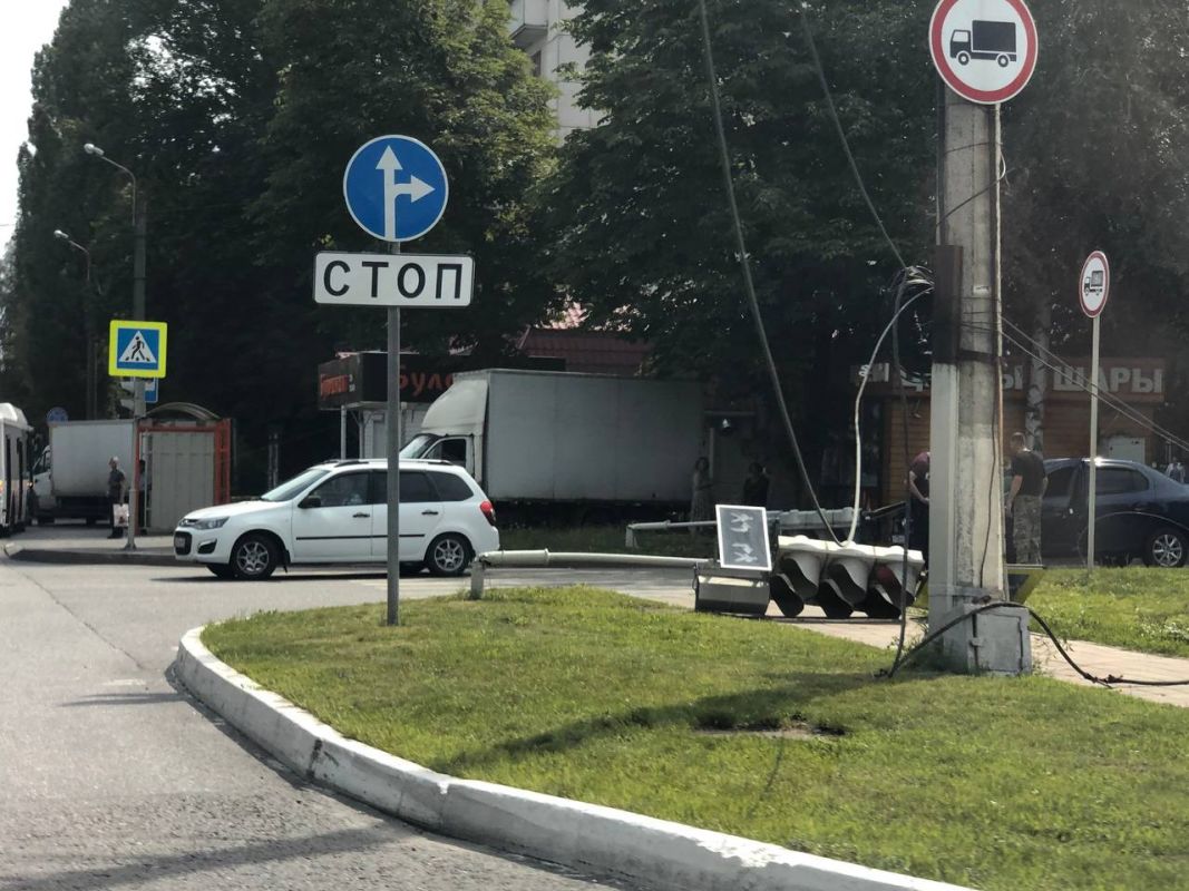 В Белгороде мусоровоз оборвал троллейбусные провода