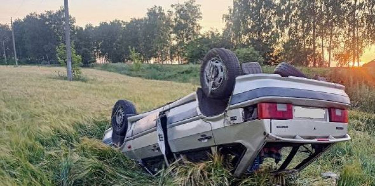 В Белгородской области машина вылетела с дороги и легла на крышу