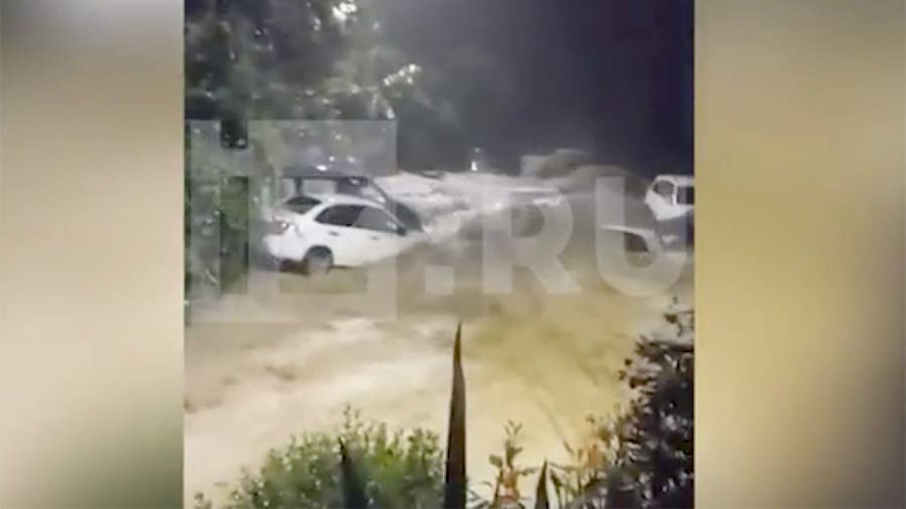 Мощнейшими ливнями накрыло Сочи — затоплен один микрорайон