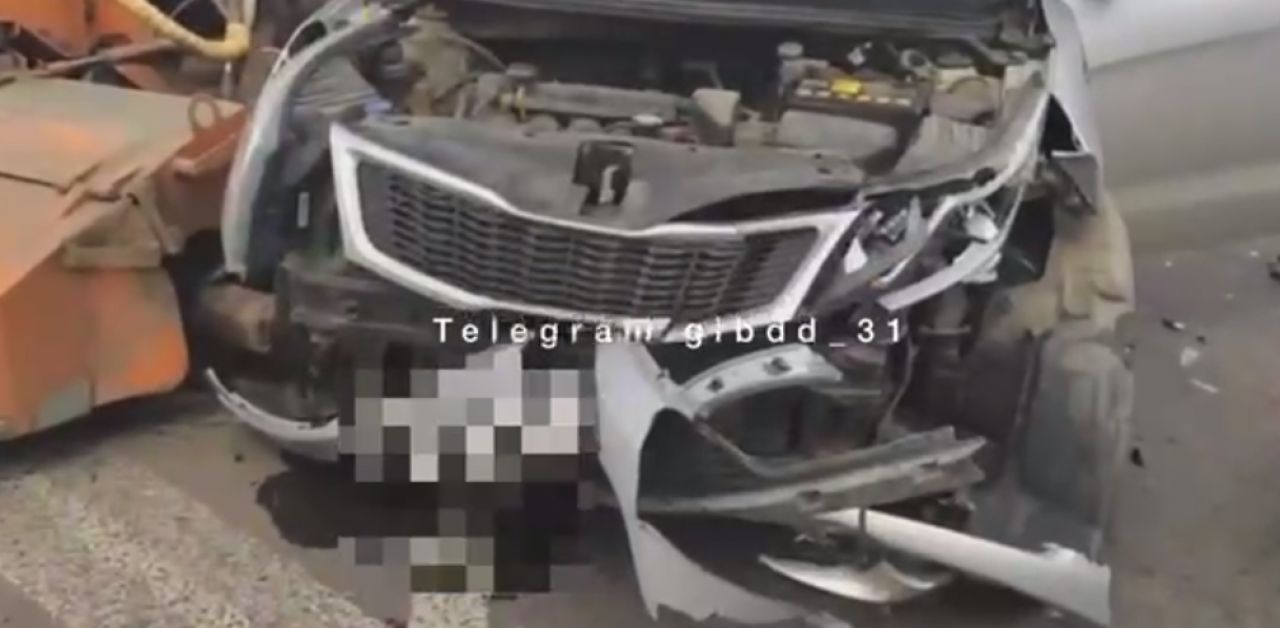 В Белгородской области автомобилистка сбила мотоциклиста и влетела в трактор