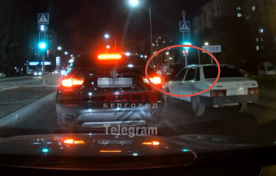 В Белгороде неизвестный катался на капоте авто
