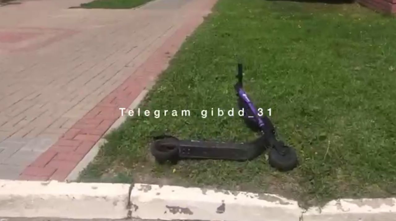 В Белгороде машина сбила юношу на электросамокате