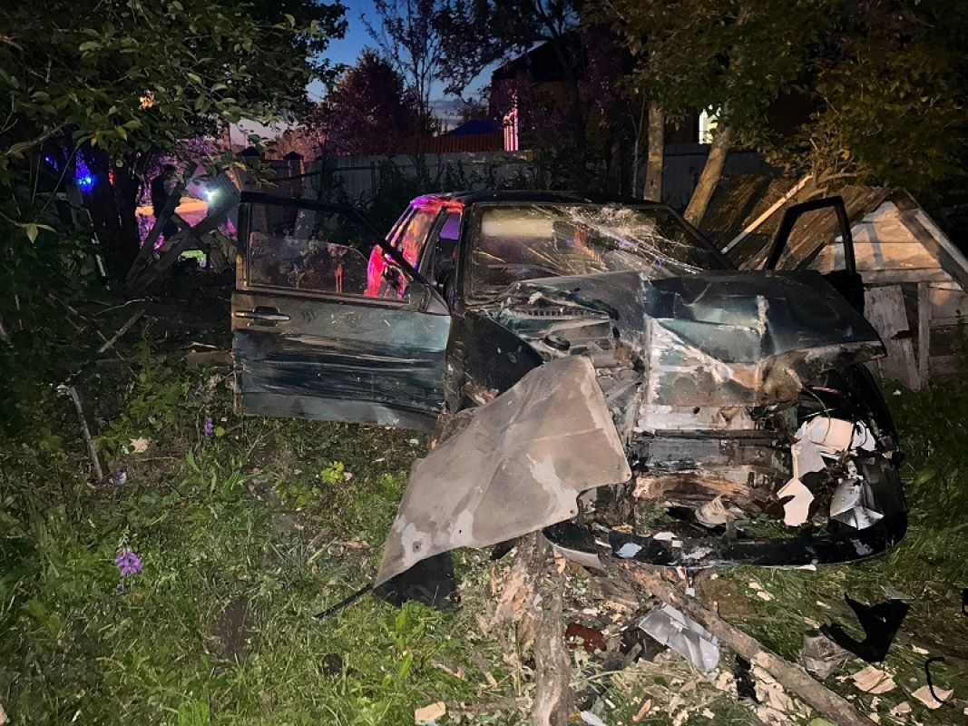 Под Старым Осколом легковушка вылетела с дороги и снесла забор