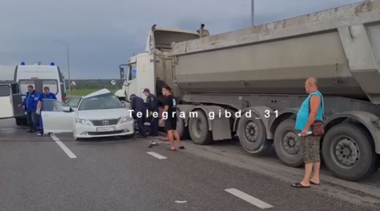 Под Корочей легковушка попала под большегруз