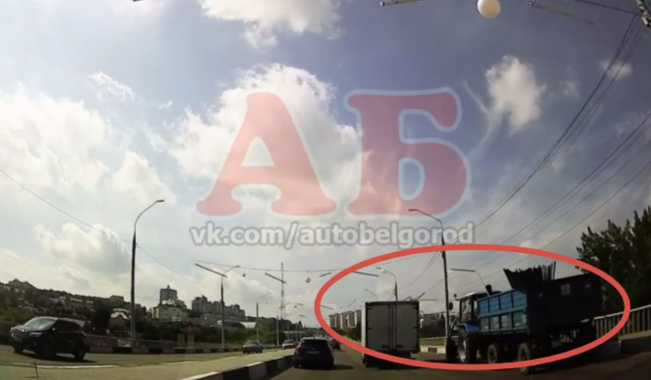 В Белгороде грузовик зацепил трактор с прицепом на новом мосту