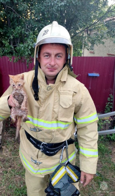 Белгородские пожарные спасли котёнка из колодца с водой