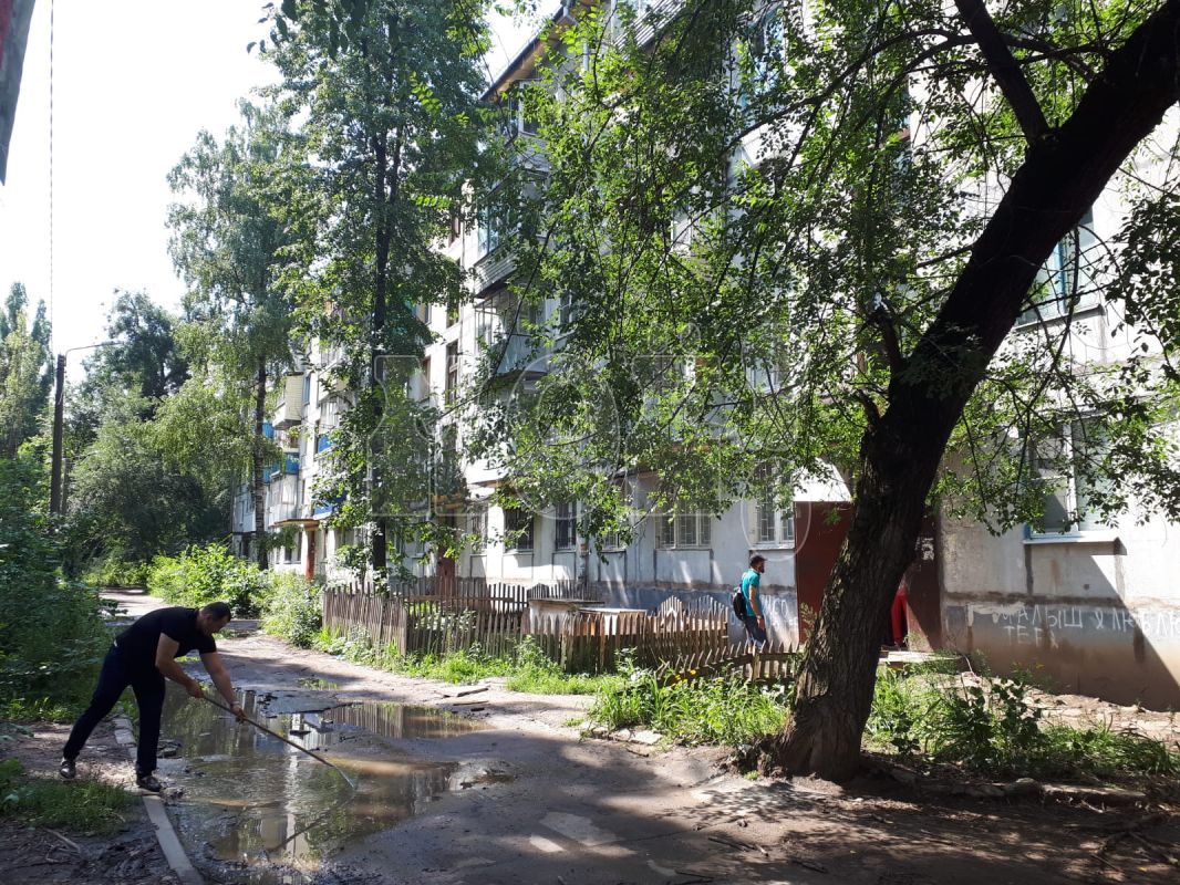 <p>Правоохранители обследуют место преступления в поисках улик</p>