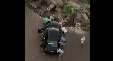В Белгороде люди рисковали жизнью, спасая машины из-под урагана