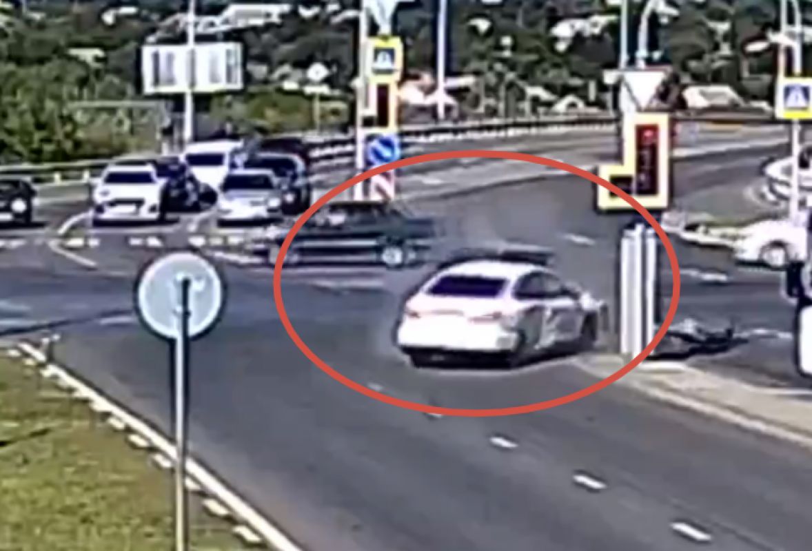 Утреннее ДТП на умном перекрестке запечатлела камера