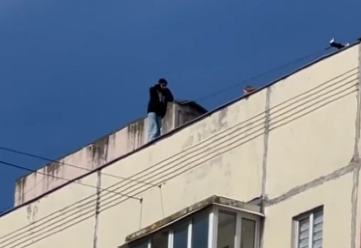 В Белгороде подростки устроили опасные игры на краю крыши