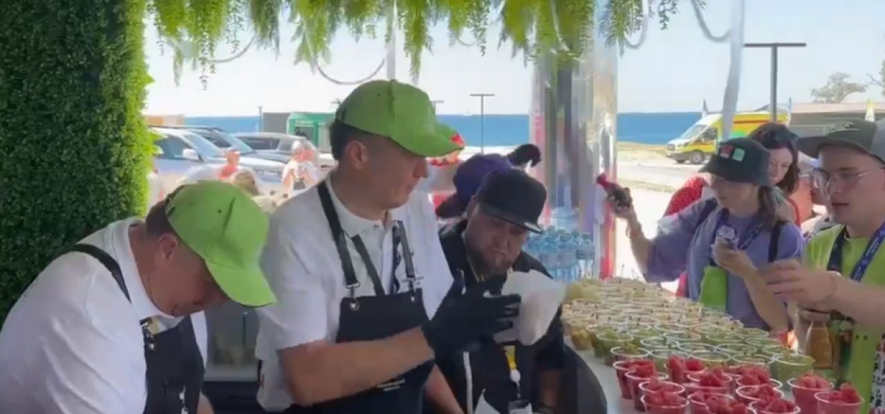 Белгородский губернатор раздавал бесплатные бургеры на Тавриде