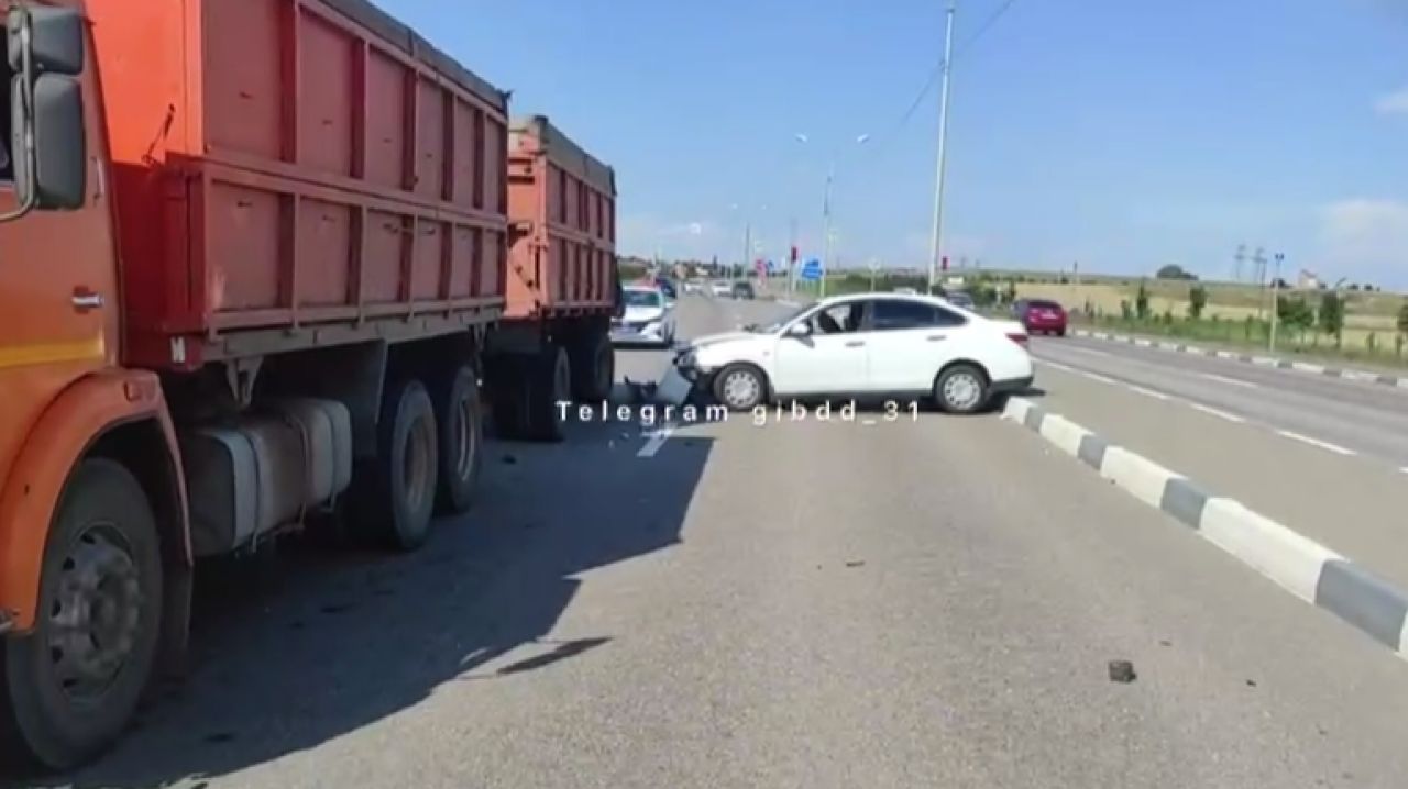 В Белгородской области пенсионеры на легковушке разбились, врезавшись в КамАЗ