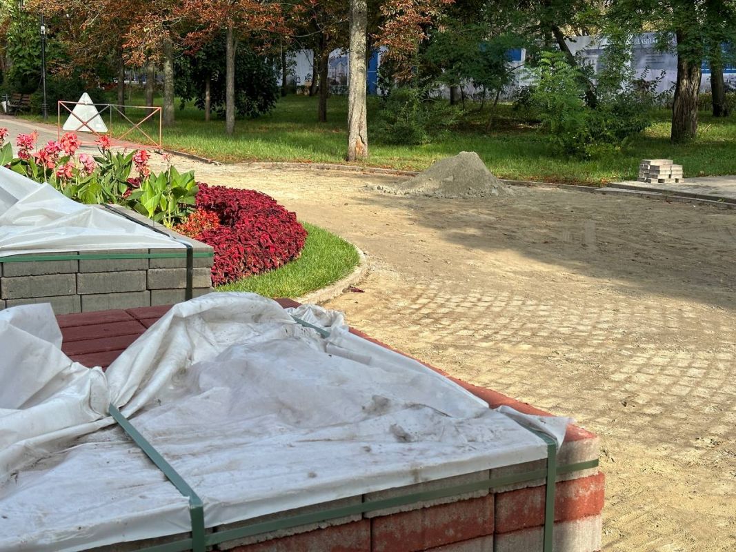 В Белгороде на стометровке меняют тротуарную плитку